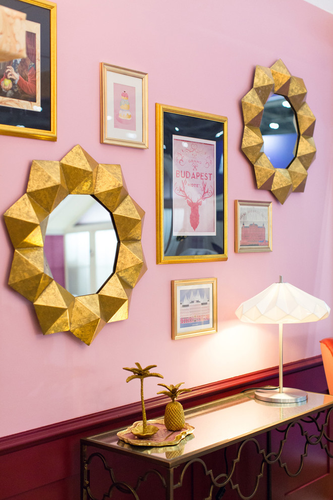 Immagine di un piccolo soggiorno boho chic con pareti rosa