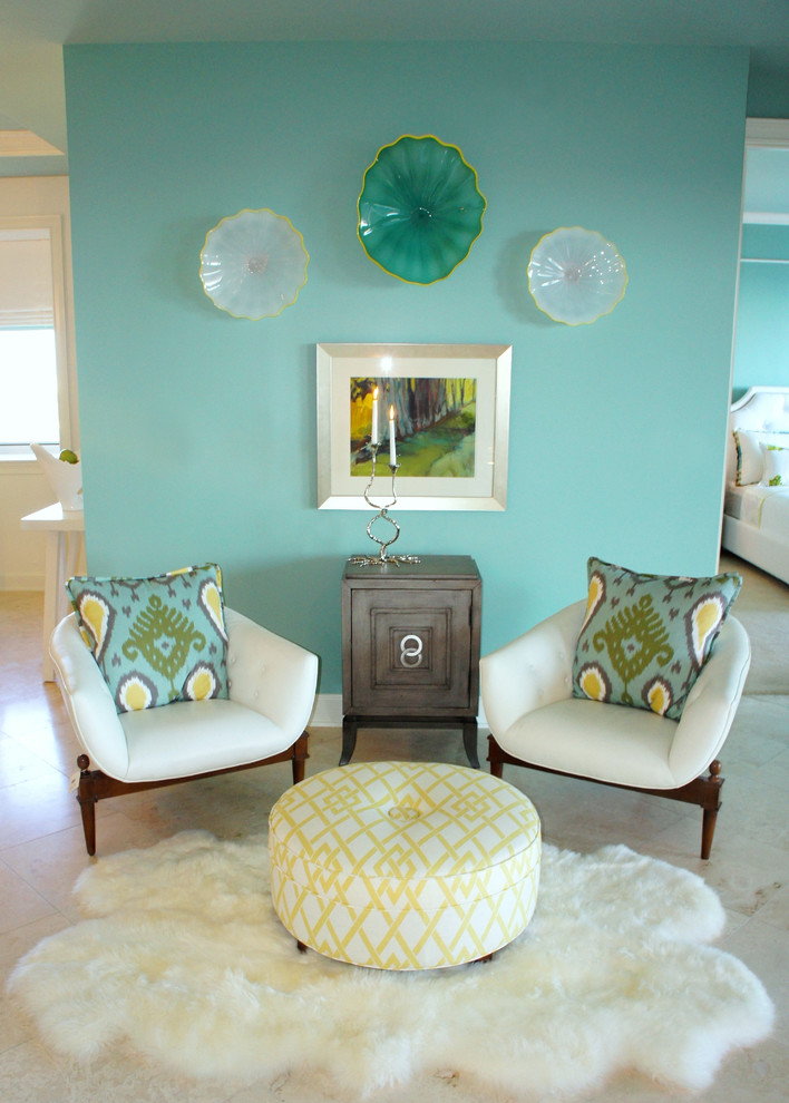 Immagine di un grande soggiorno minimal aperto con pareti blu, pavimento in travertino, nessun camino e TV a parete
