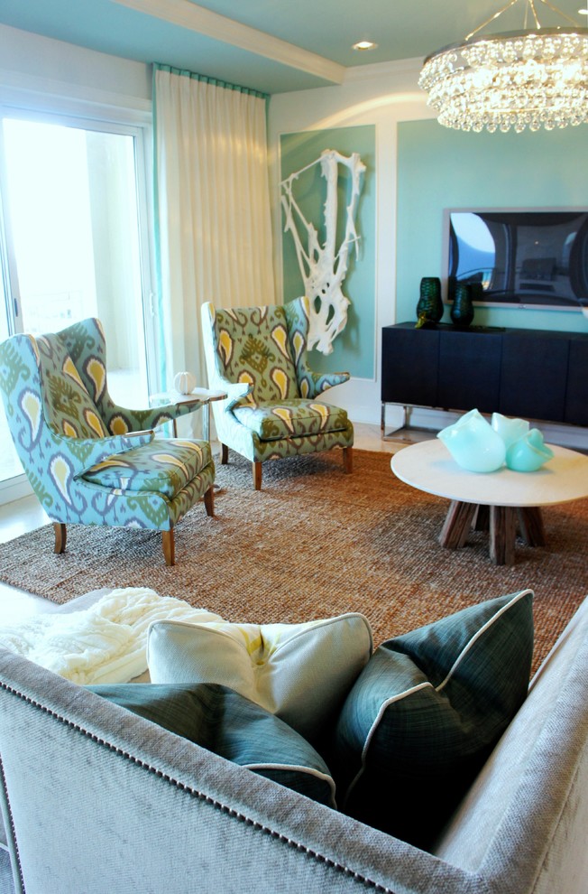Immagine di un grande soggiorno minimal aperto con pareti blu, pavimento in travertino, nessun camino e TV a parete