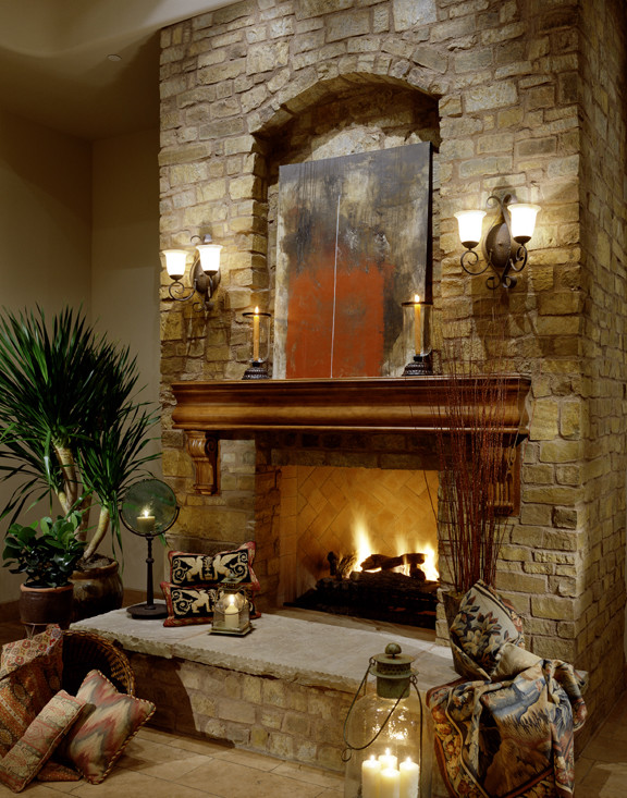 Geräumiges, Repräsentatives, Offenes Mediterranes Wohnzimmer mit beiger Wandfarbe, Travertin, Kamin und Kaminumrandung aus Stein in Phoenix