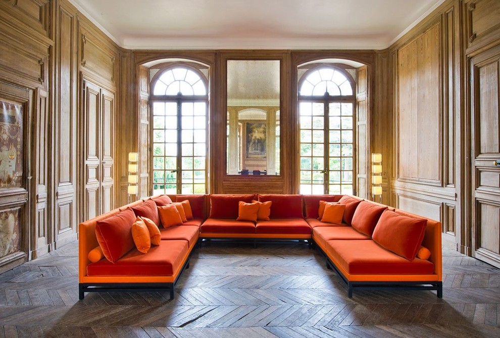 Пример оригинального дизайна: большая гостиная комната в современном стиле с паркетным полом среднего тона