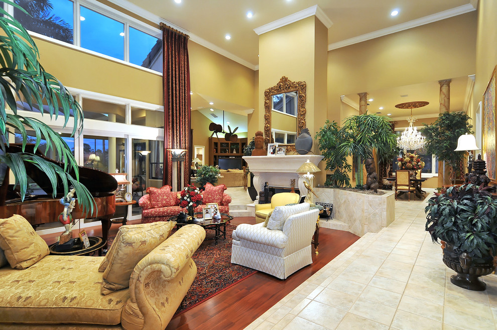 Стильный дизайн: огромная гостиная комната в классическом стиле с музыкальной комнатой, желтыми стенами и красивыми шторами - последний тренд