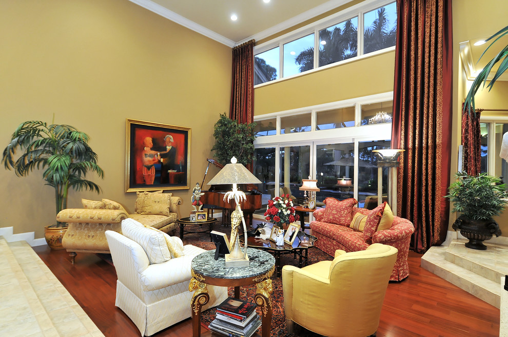 На фото: гостиная комната в классическом стиле с желтыми стенами и красивыми шторами