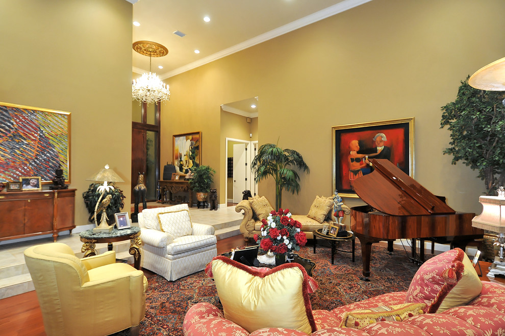 Immagine di un soggiorno chic con sala della musica e pareti gialle