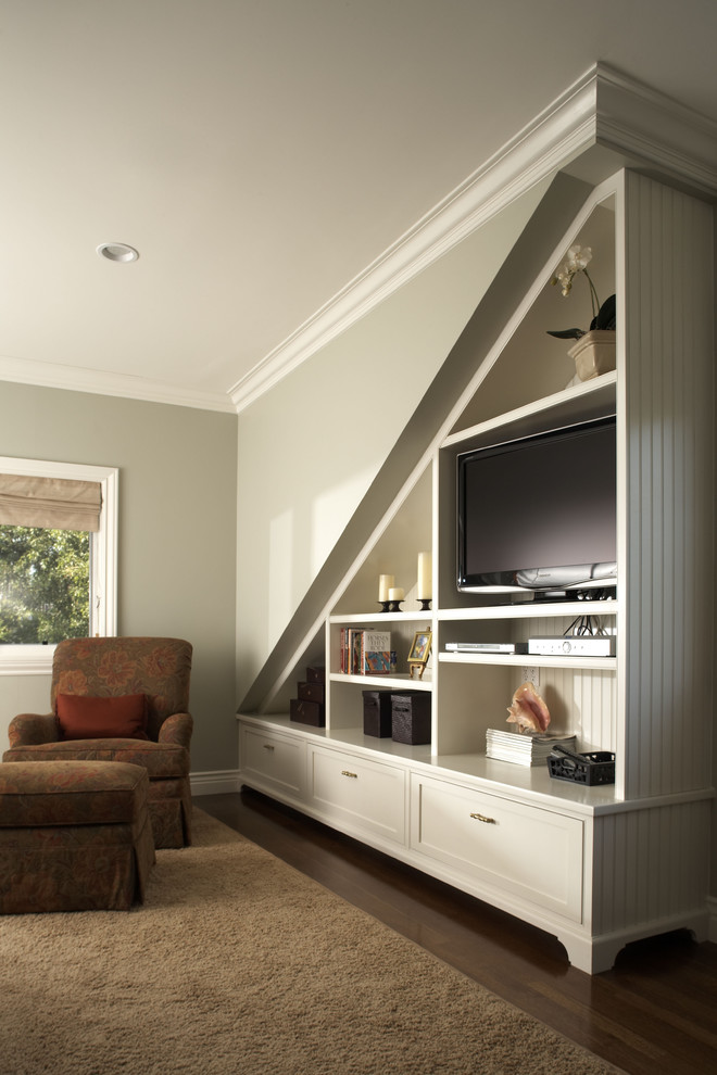 Foto di un soggiorno minimalista con pareti verdi, TV autoportante e pavimento marrone