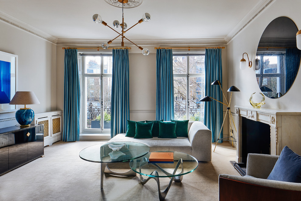 Свежая идея для дизайна: гостиная комната среднего размера в современном стиле с серыми стенами, ковровым покрытием, стандартным камином, бежевым полом и синими шторами - отличное фото интерьера