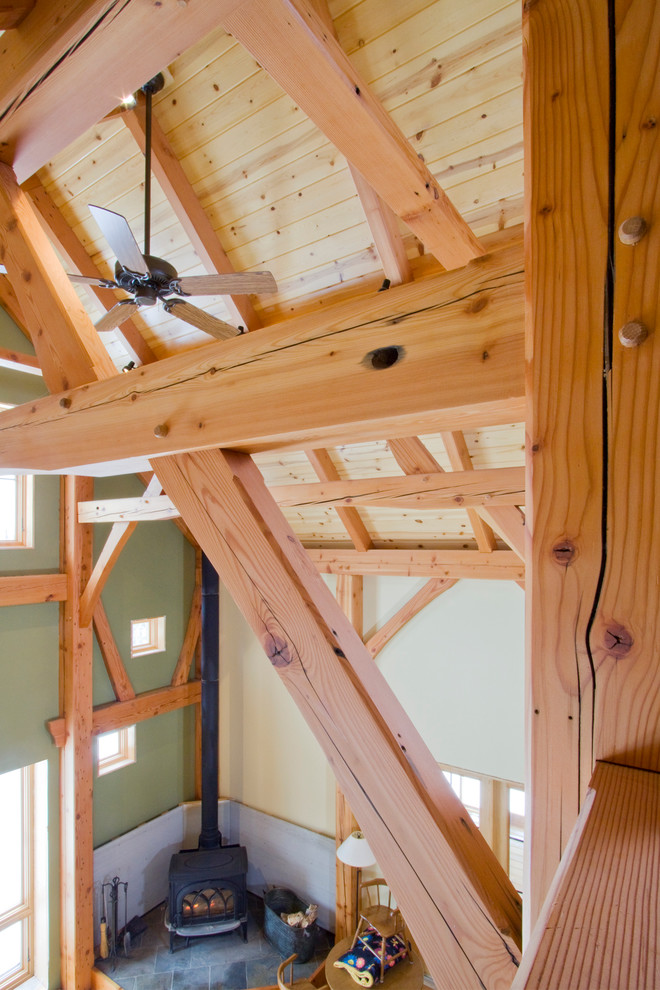 Offenes Landhausstil Wohnzimmer mit hellem Holzboden und Kaminofen in Minneapolis