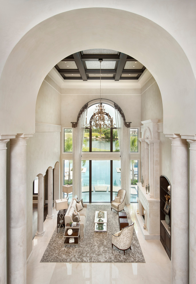 Idee per un ampio soggiorno tradizionale aperto con sala formale, pareti beige, pavimento in marmo, camino classico e cornice del camino in pietra