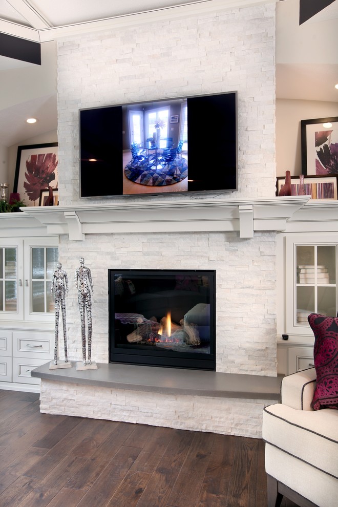 グランドラピッズにある中くらいなトランジショナルスタイルのおしゃれなLDK (ベージュの壁、無垢フローリング、標準型暖炉、タイルの暖炉まわり、壁掛け型テレビ) の写真