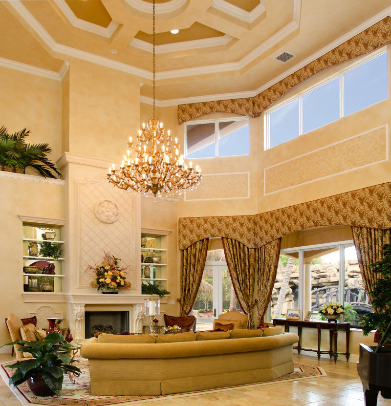 Cette image montre un grand salon méditerranéen ouvert avec une salle de réception, un mur beige, un sol en carrelage de porcelaine, une cheminée standard, un manteau de cheminée en plâtre et aucun téléviseur.