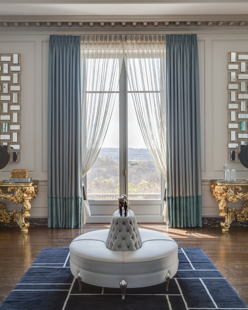 Стильный дизайн: огромная парадная, открытая гостиная комната в классическом стиле с серыми стенами, паркетным полом среднего тона и стандартным камином - последний тренд