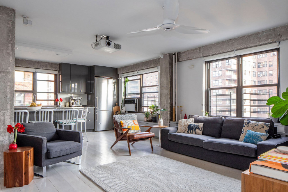 Idee per un soggiorno industriale con pareti grigie, parquet chiaro e pavimento grigio