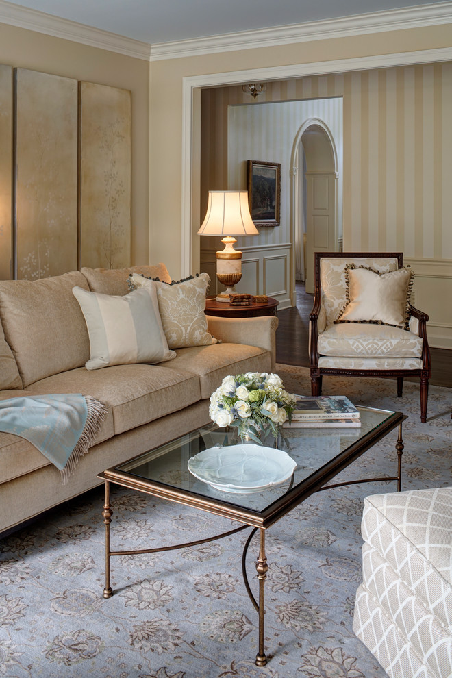 Grand Traditional Interior Decor in Wayne, IL Traditional Living