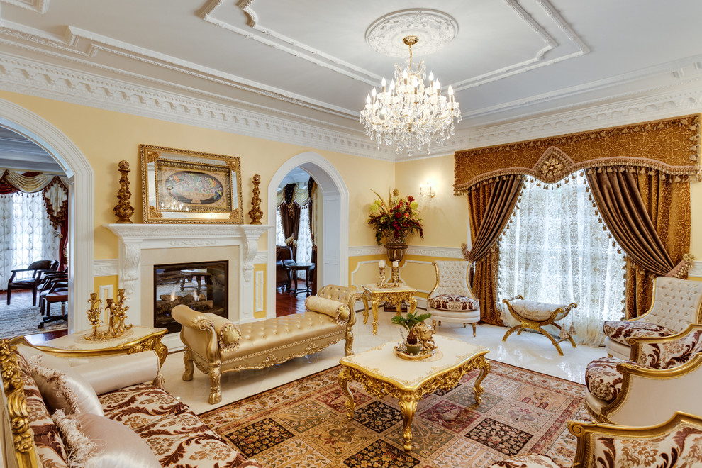 На фото: парадная, изолированная гостиная комната в викторианском стиле с желтыми стенами, стандартным камином и белым полом без телевизора
