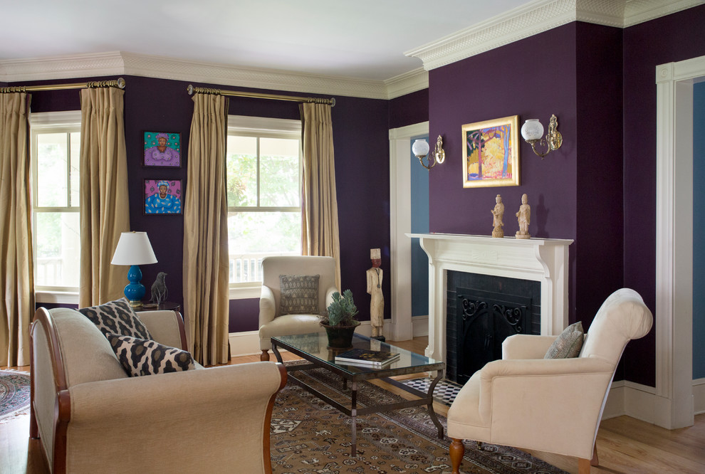Foto de salón para visitas abierto clásico de tamaño medio sin televisor con paredes púrpuras, suelo de madera en tonos medios y todas las chimeneas