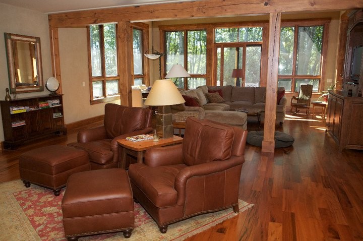 Imagen de salón para visitas tipo loft grande con paredes beige y suelo de madera en tonos medios