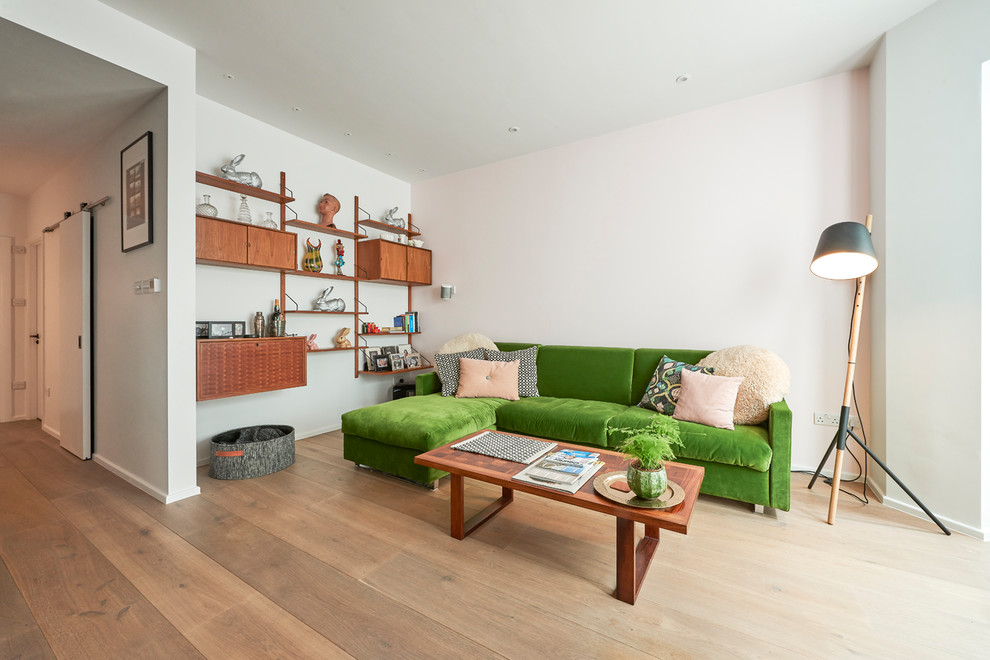 Imagen de salón abierto contemporáneo con paredes blancas, suelo de madera en tonos medios y suelo beige