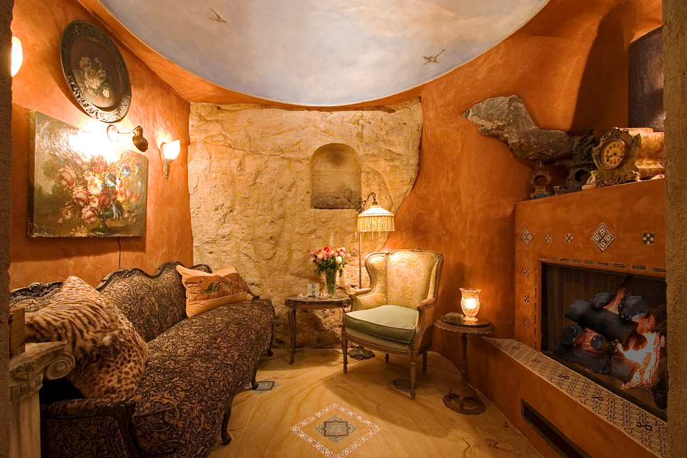 Стильный дизайн: гостиная комната в средиземноморском стиле с стандартным камином и оранжевыми стенами - последний тренд