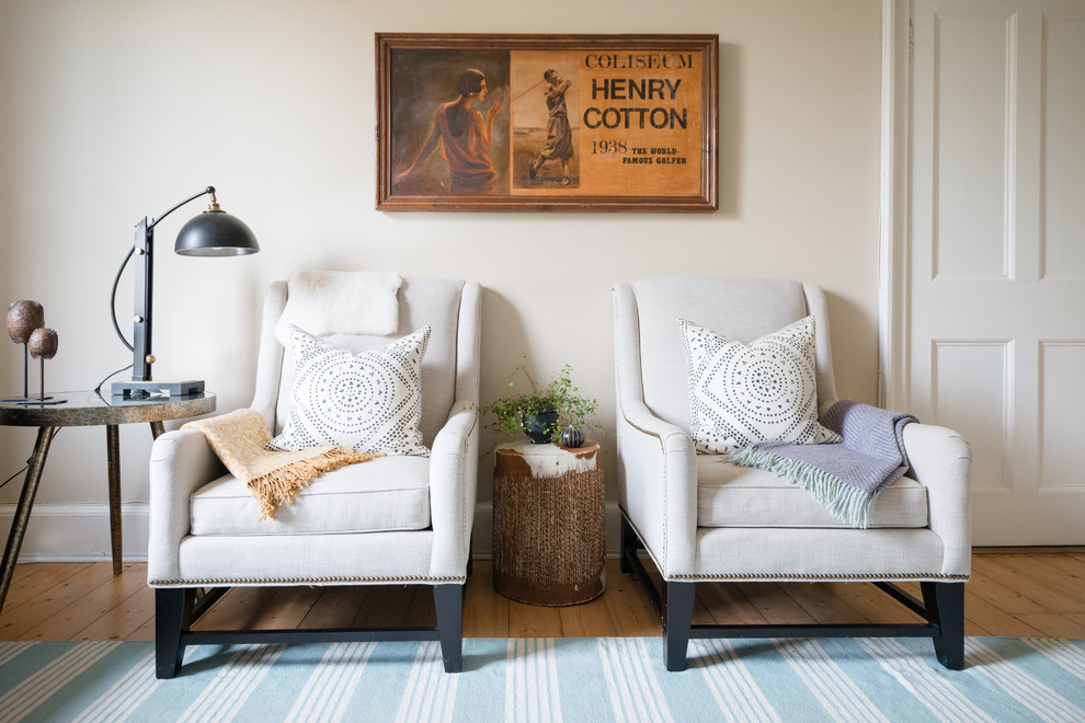 Foto di un soggiorno classico di medie dimensioni e chiuso con pareti beige, parquet chiaro e pavimento marrone