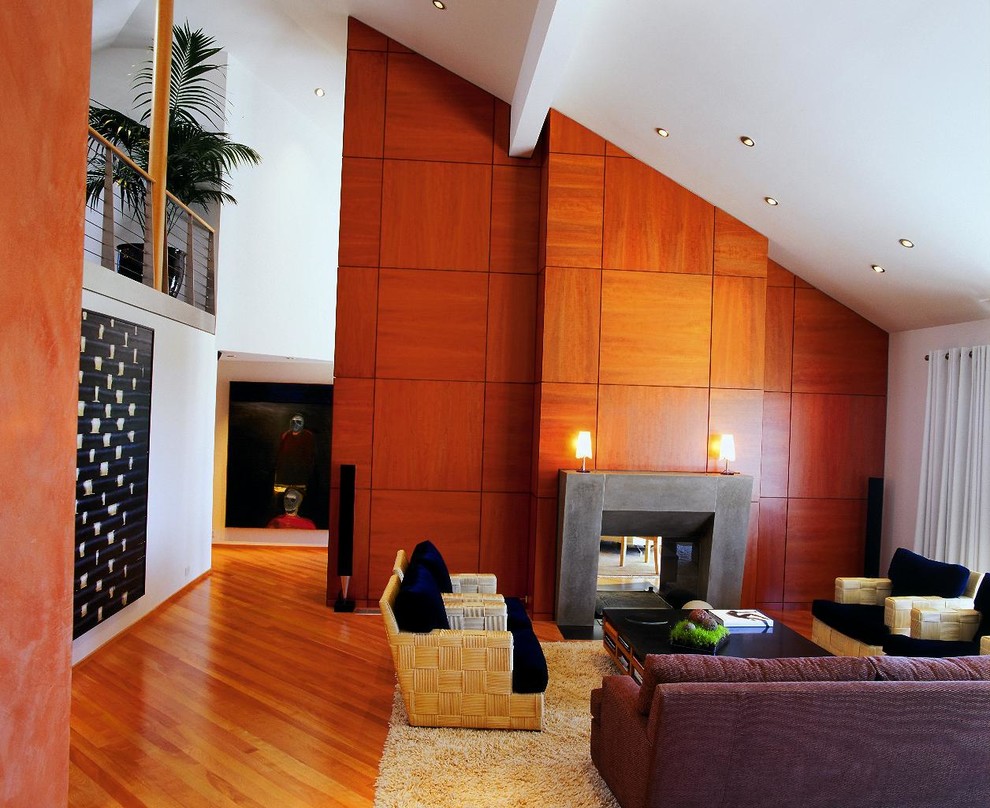 Foto di un grande soggiorno contemporaneo stile loft con sala formale, pareti bianche, pavimento in legno massello medio, camino bifacciale, cornice del camino in legno e nessuna TV
