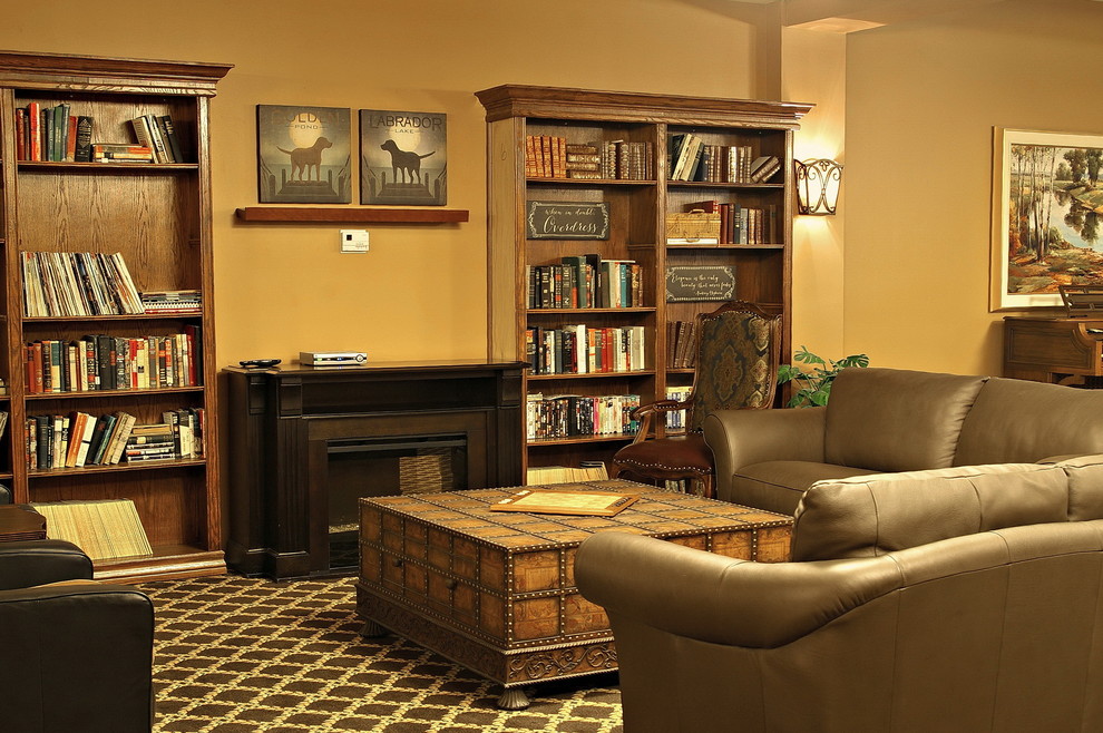 На фото: большая открытая гостиная комната в классическом стиле с с книжными шкафами и полками, бежевыми стенами и ковровым покрытием с