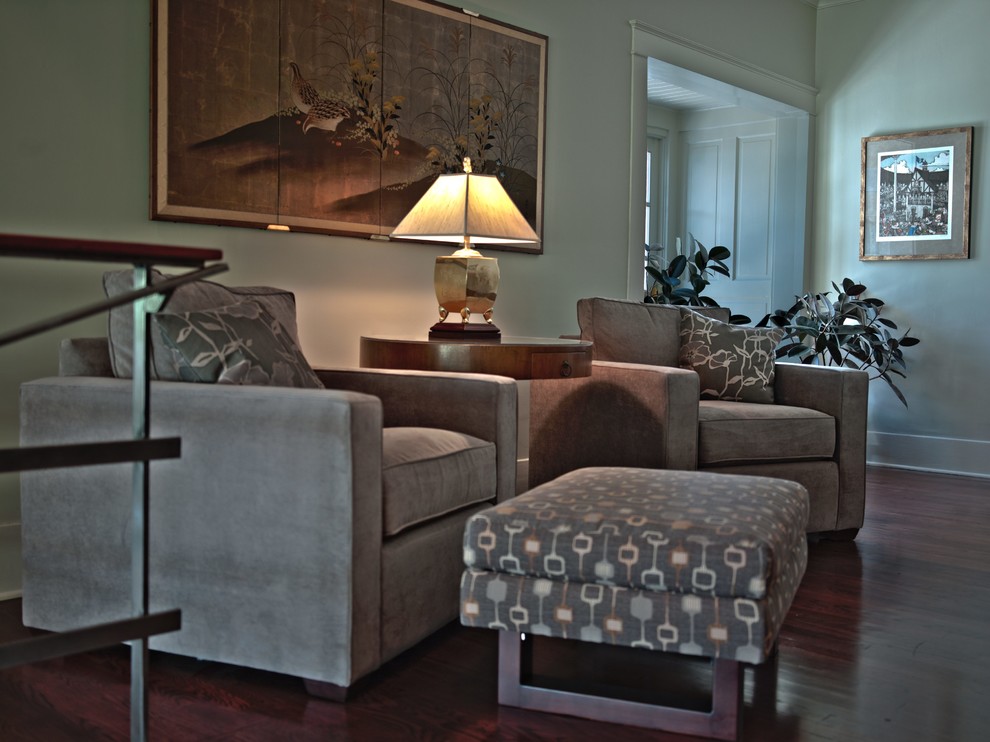 Immagine di un soggiorno minimal di medie dimensioni e stile loft con sala formale, pareti verdi e parquet scuro