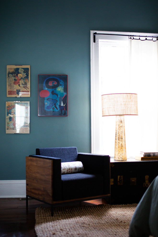 Foto de salón para visitas cerrado actual de tamaño medio sin chimenea y televisor con paredes azules, suelo de madera oscura y suelo marrón
