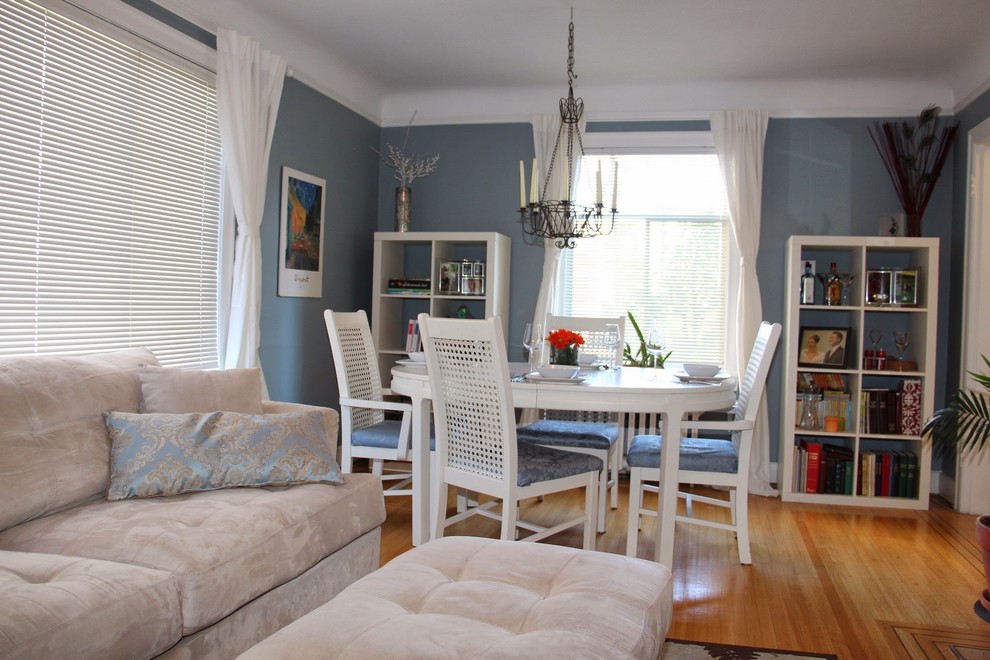 На фото: гостиная комната в классическом стиле с синими стенами и паркетным полом среднего тона с