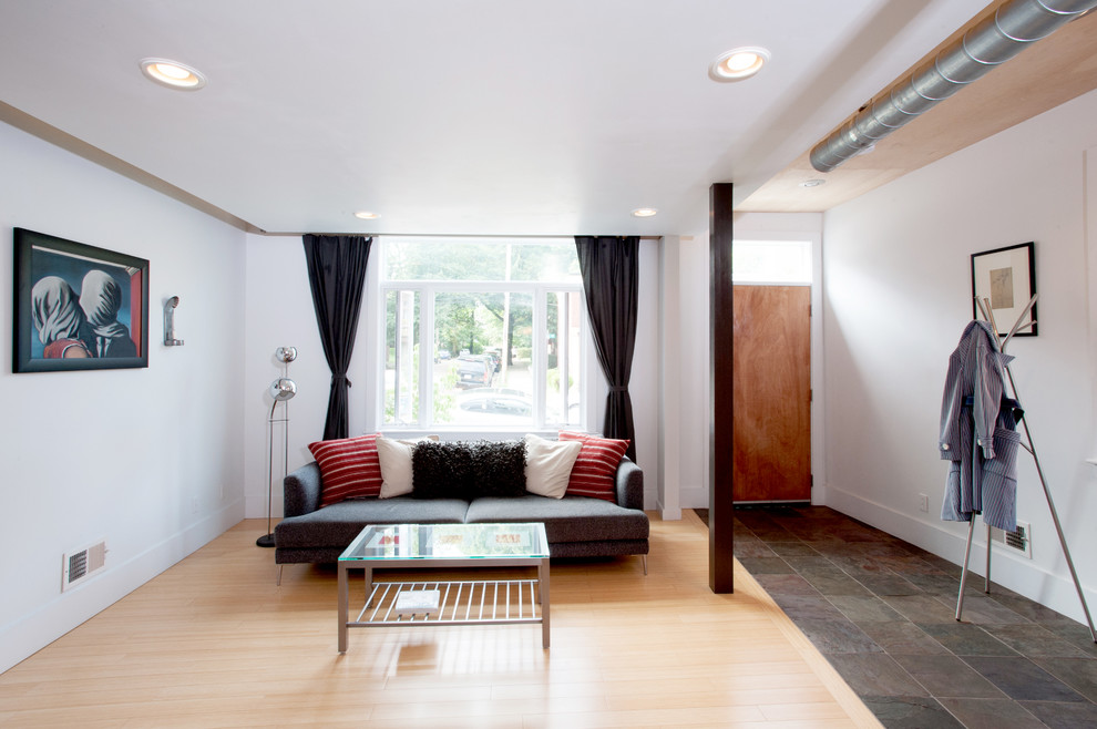 Inspiration för mellanstora moderna vardagsrum, med vita väggar och mellanmörkt trägolv