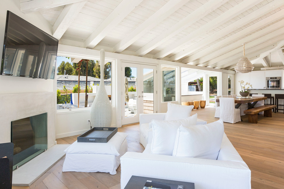 This is an example of a nautical living room in Los Angeles.