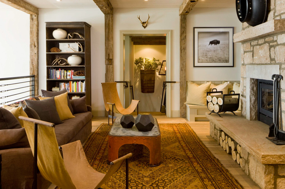 Идея дизайна: гостиная комната в стиле рустика с светлым паркетным полом, стандартным камином и коричневым диваном