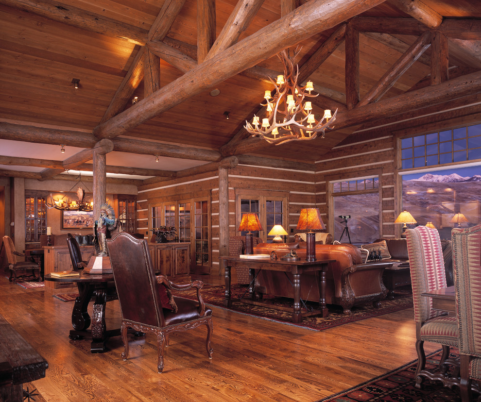 Idées déco pour un salon montagne de taille moyenne et ouvert avec un mur marron, un sol en bois brun, une salle de réception et poutres apparentes.