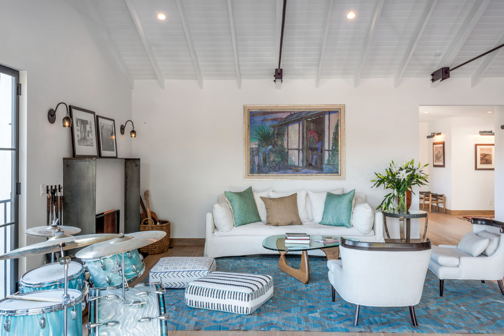 Fernseherloses, Offenes Modernes Wohnzimmer mit weißer Wandfarbe, hellem Holzboden, Kamin, Kaminumrandung aus Beton und braunem Boden in Los Angeles