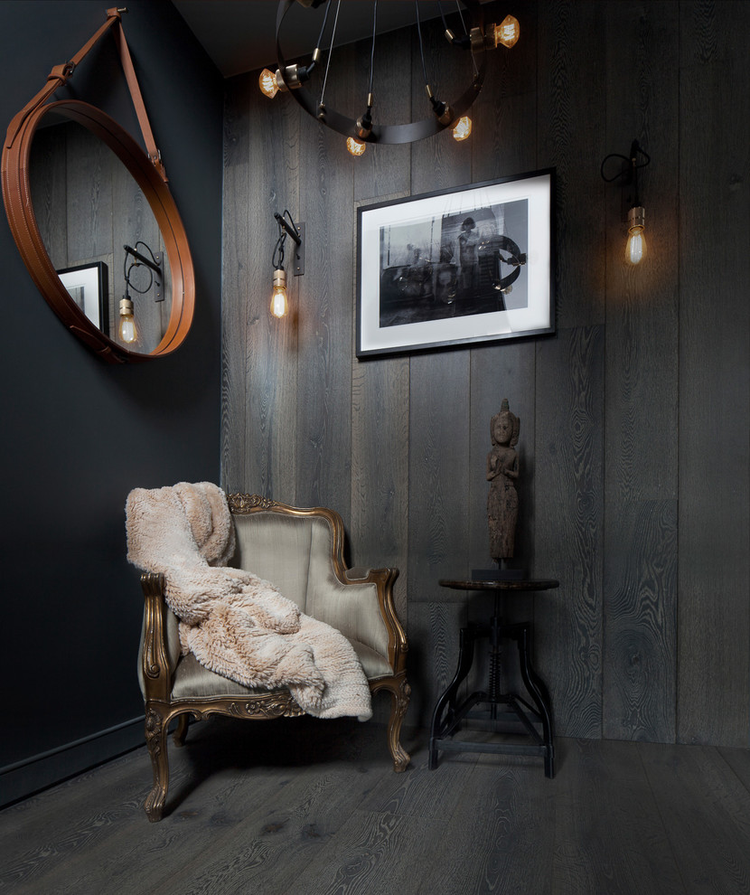 Esempio di un piccolo soggiorno classico chiuso con pareti grigie, parquet scuro, pavimento grigio, sala formale e nessun camino