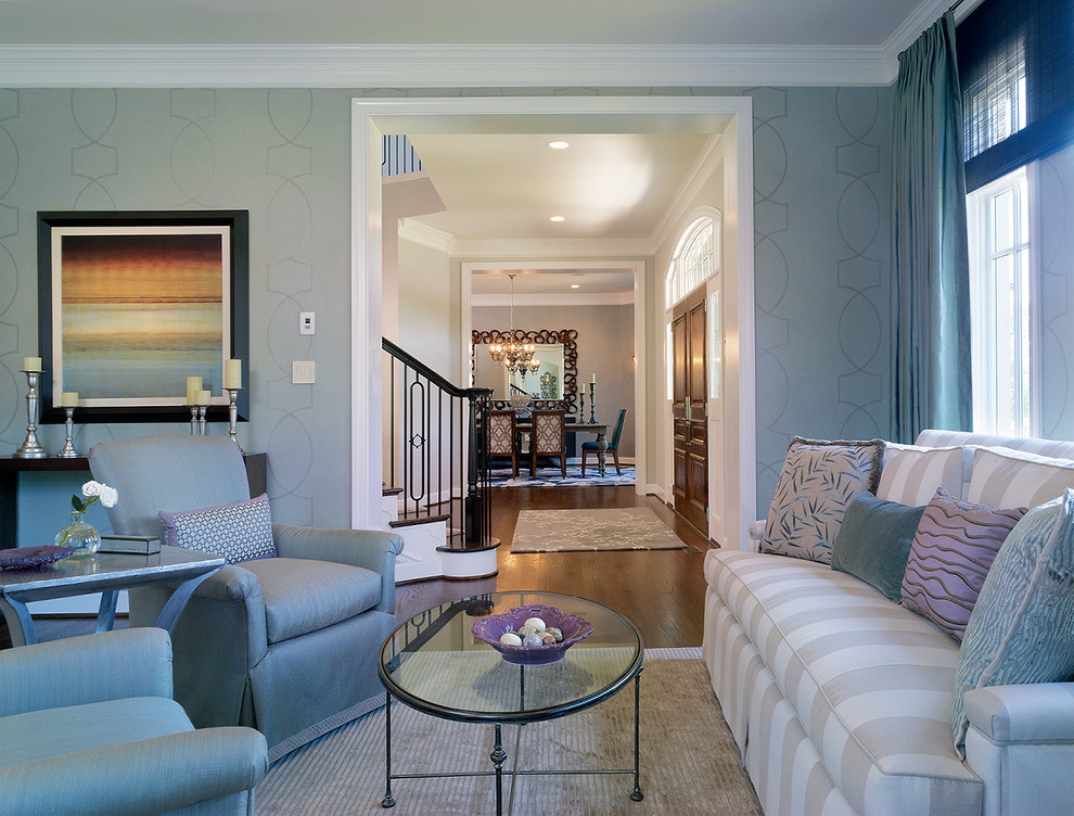 Immagine di un ampio soggiorno chic chiuso con sala formale, parquet scuro, pareti beige e pavimento marrone