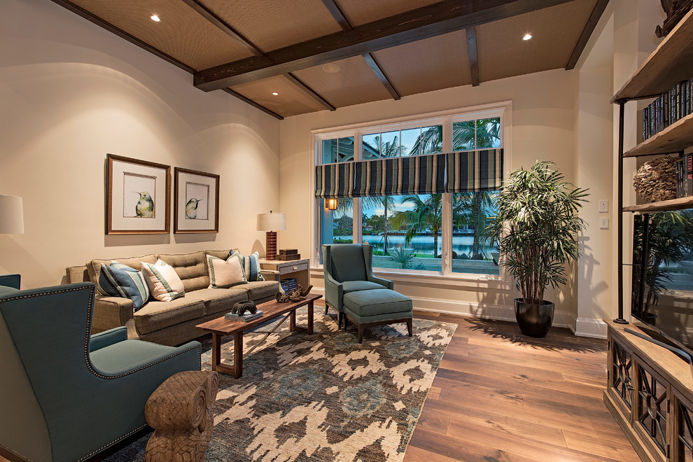 Großes, Offenes Klassisches Wohnzimmer mit beiger Wandfarbe, braunem Holzboden und freistehendem TV in Miami