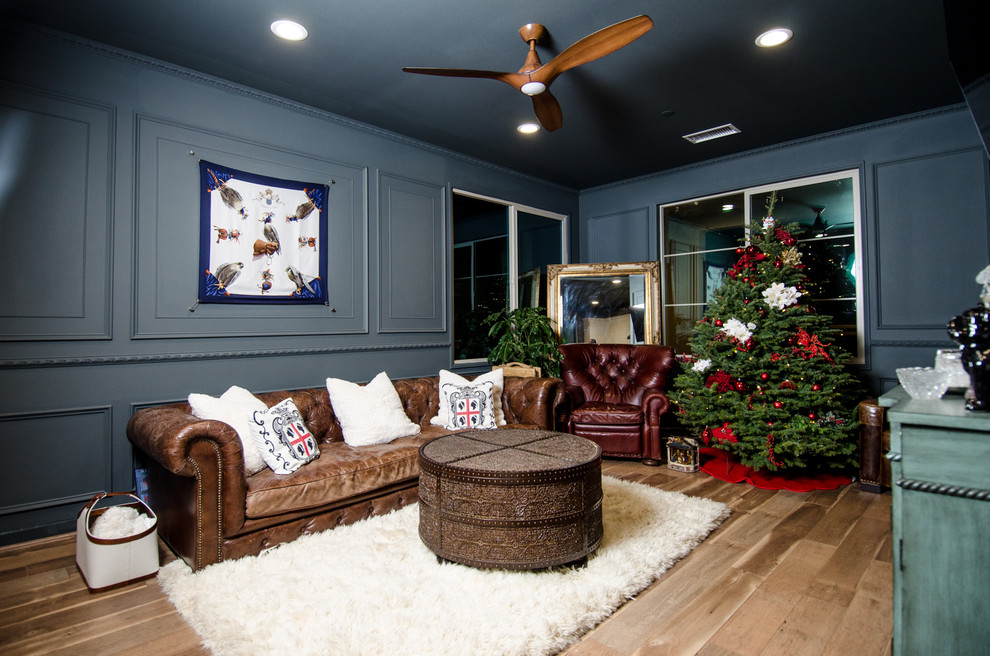 Kleines, Abgetrenntes Klassisches Wohnzimmer mit grauer Wandfarbe, Laminat, TV-Wand und braunem Boden in Orange County