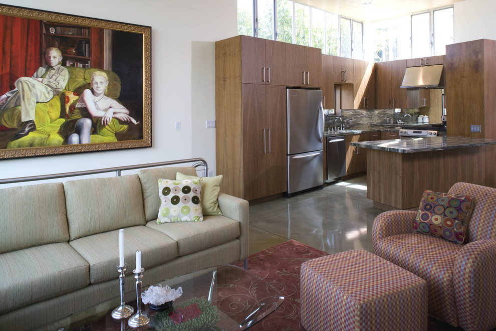 Пример оригинального дизайна: гостиная комната в викторианском стиле с бетонным полом