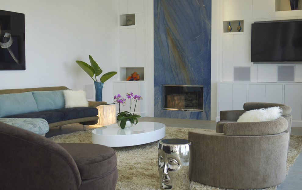 Großes, Offenes Modernes Wohnzimmer mit weißer Wandfarbe, Schieferboden, Kamin, Kaminumrandung aus Stein und Multimediawand in Orange County