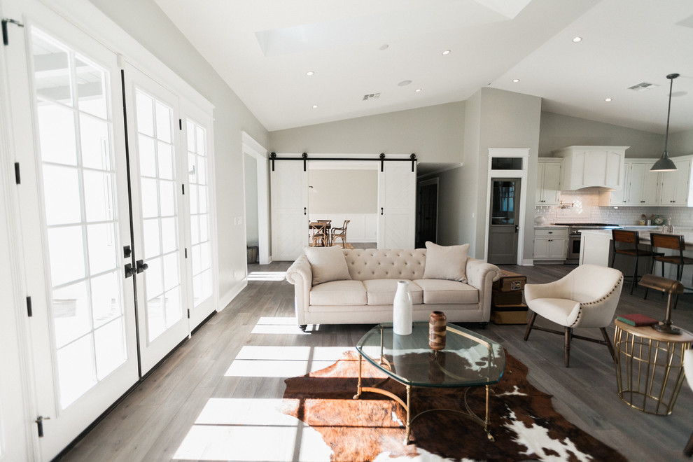Großes, Offenes Landhausstil Wohnzimmer mit grauer Wandfarbe und braunem Holzboden in Phoenix