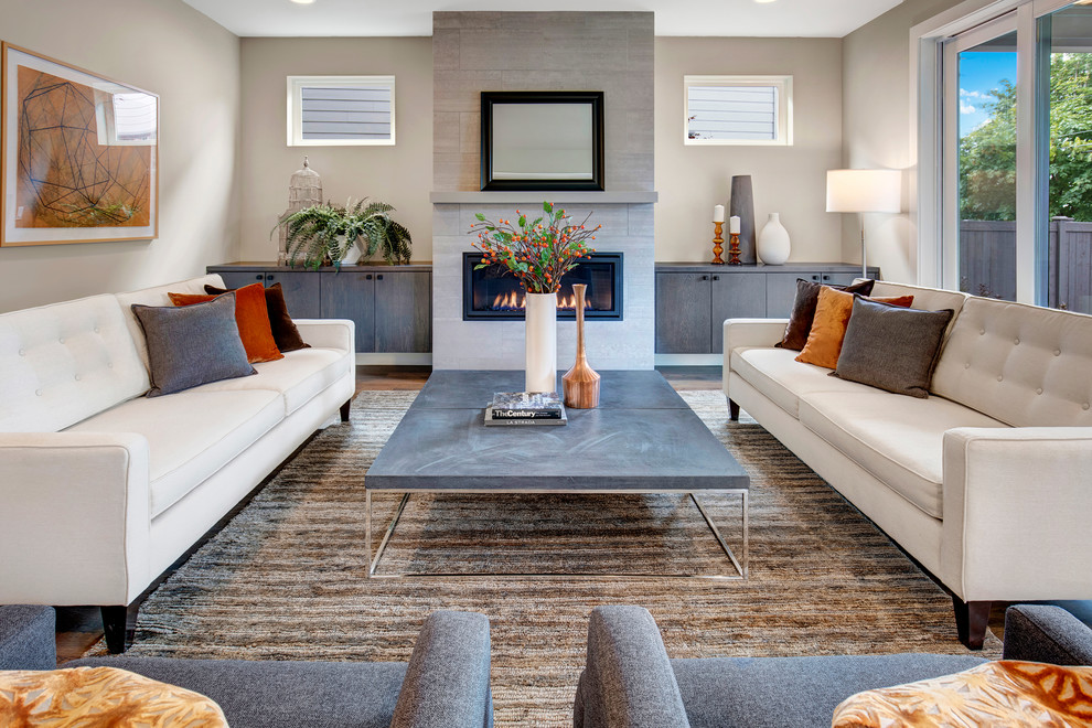 На фото: парадная гостиная комната в современном стиле с серыми стенами и горизонтальным камином с