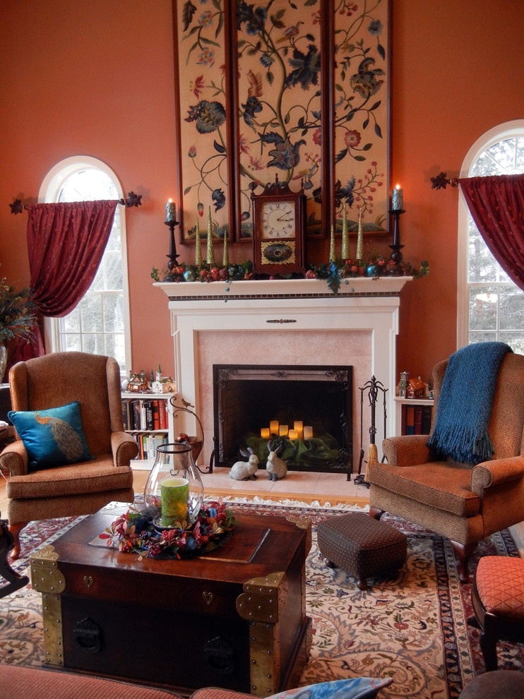 Großes, Fernseherloses, Offenes Klassisches Wohnzimmer mit oranger Wandfarbe, braunem Holzboden, Kamin und Kaminumrandung aus Stein in New York