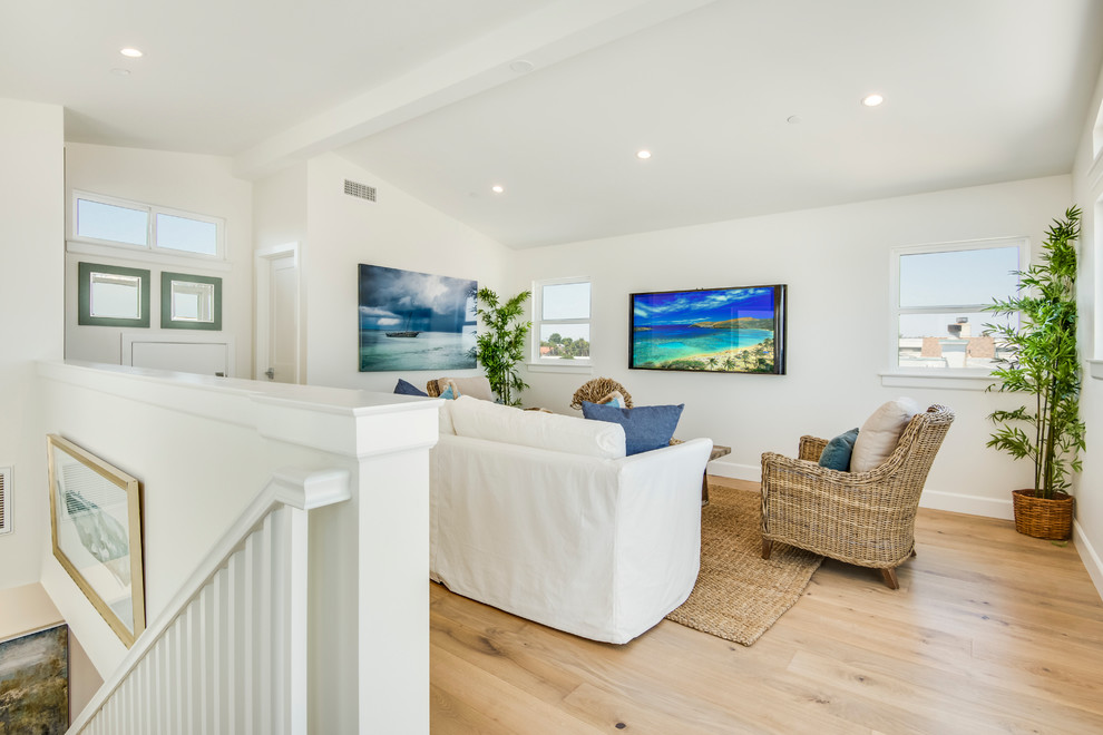 Стильный дизайн: открытая гостиная комната среднего размера в морском стиле с белыми стенами, светлым паркетным полом, стандартным камином, фасадом камина из камня и телевизором на стене - последний тренд