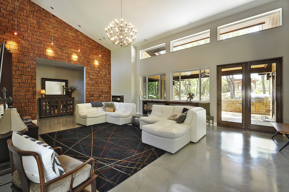 Пример оригинального дизайна: гостиная комната в стиле модернизм с бежевыми стенами и бетонным полом