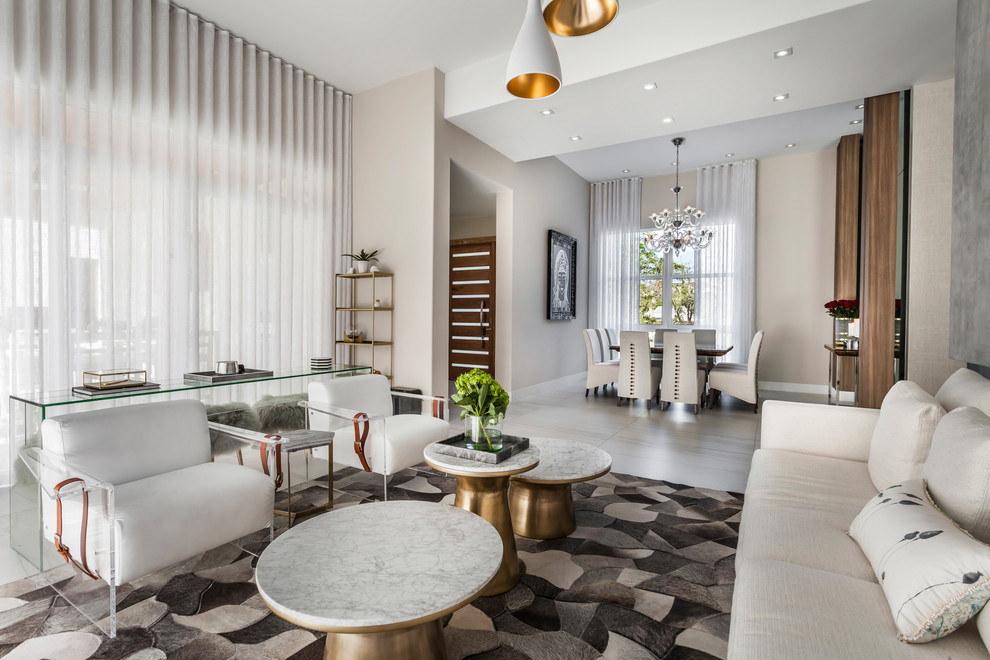 Großes, Repräsentatives, Offenes Modernes Wohnzimmer mit beiger Wandfarbe in Miami