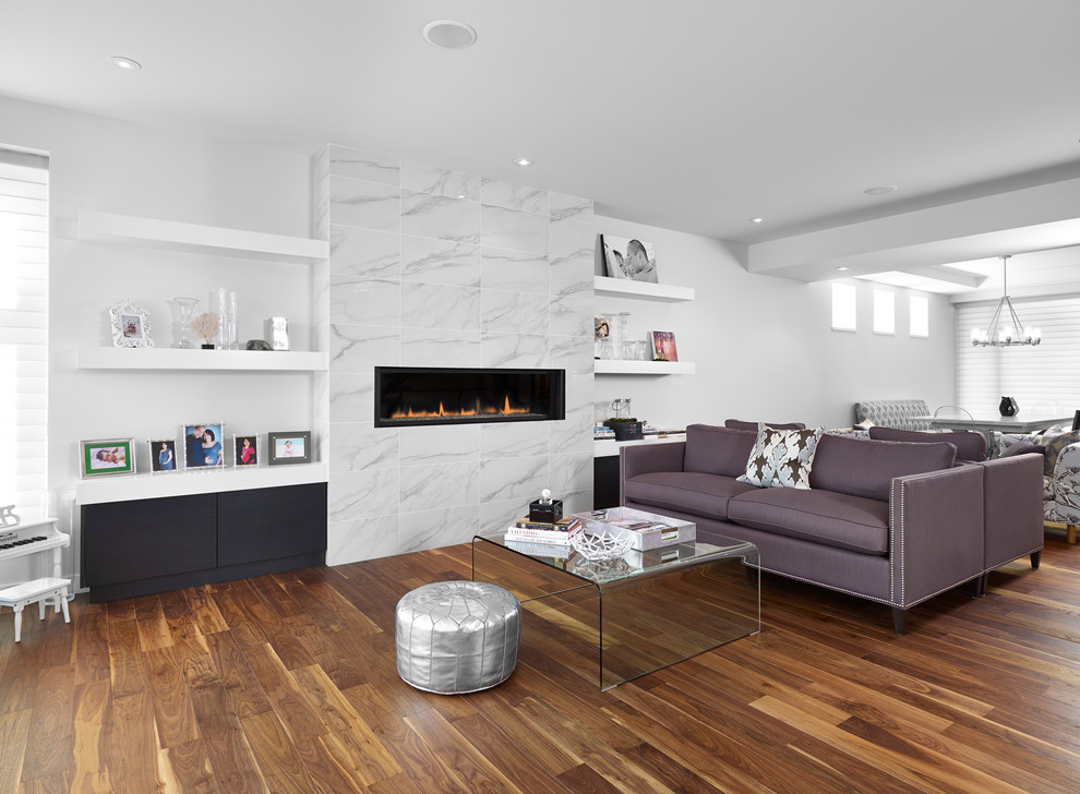 Идея дизайна: гостиная комната в современном стиле с фасадом камина из плитки