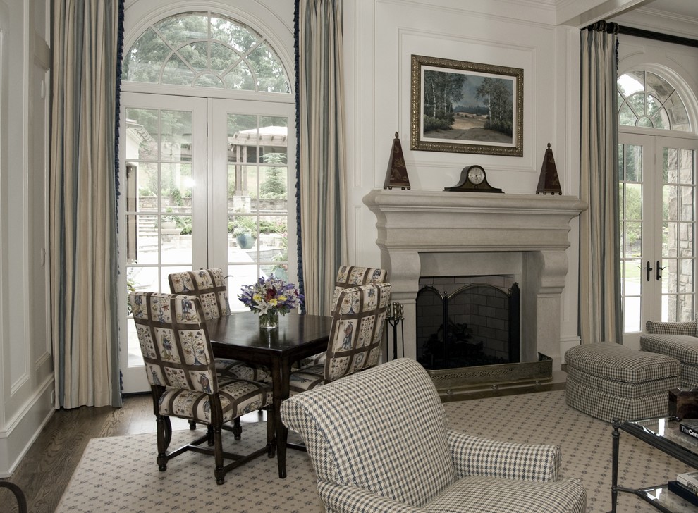 На фото: гостиная комната в классическом стиле с белыми стенами, стандартным камином и красивыми шторами