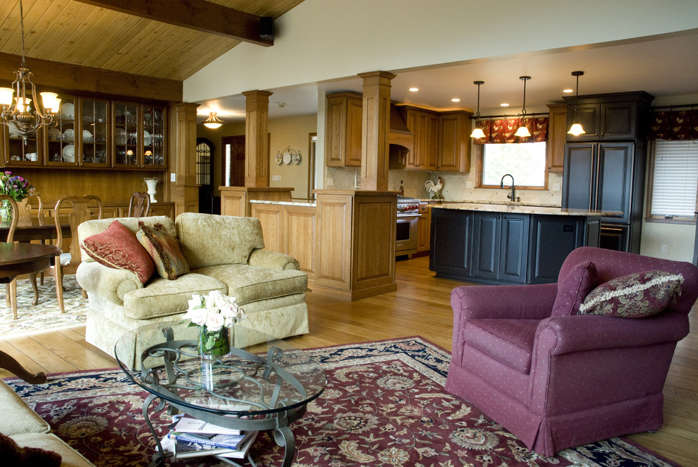 Idee per un soggiorno classico aperto con pavimento in legno massello medio