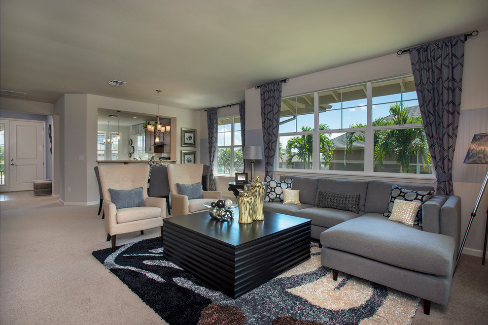 Immagine di un soggiorno minimal di medie dimensioni e aperto con pareti multicolore, moquette e TV autoportante