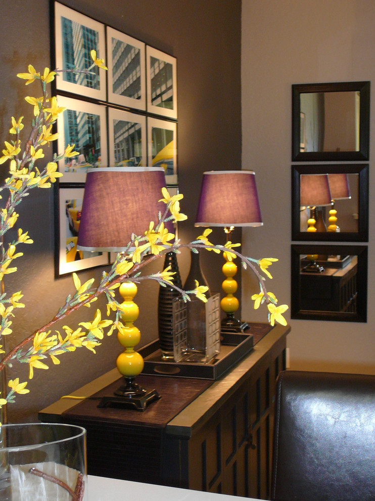 Example of an eclectic living room design in Miami